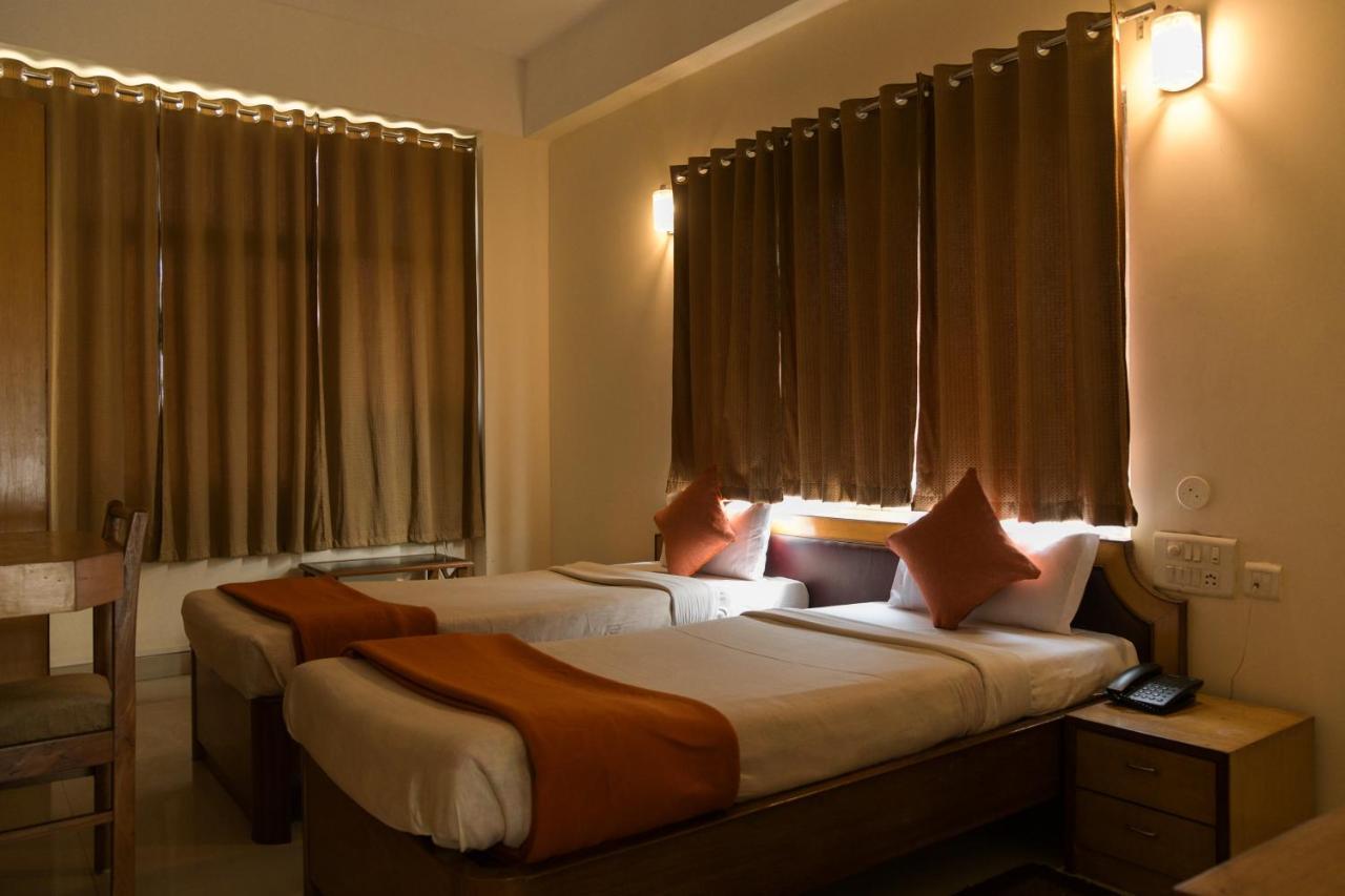 Hotel Earl Grey Jorhat Bagian luar foto