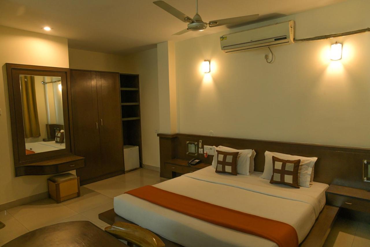 Hotel Earl Grey Jorhat Bagian luar foto