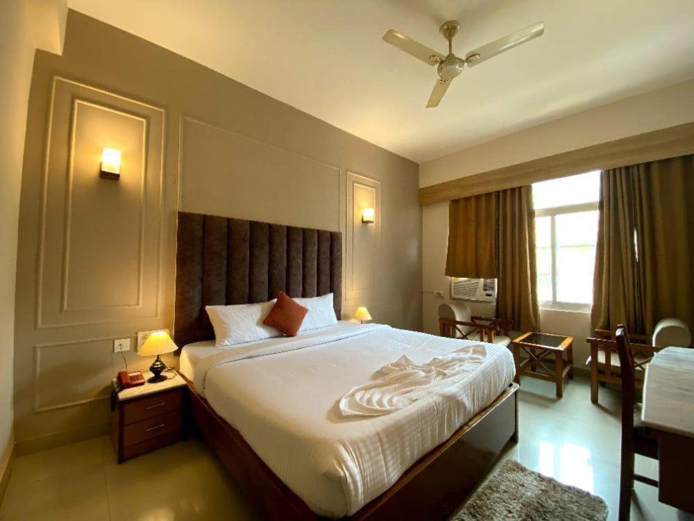 Hotel Earl Grey Jorhat Bagian luar foto