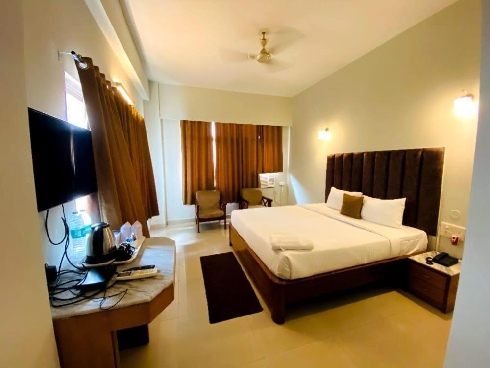 Hotel Earl Grey Jorhat Bagian luar foto