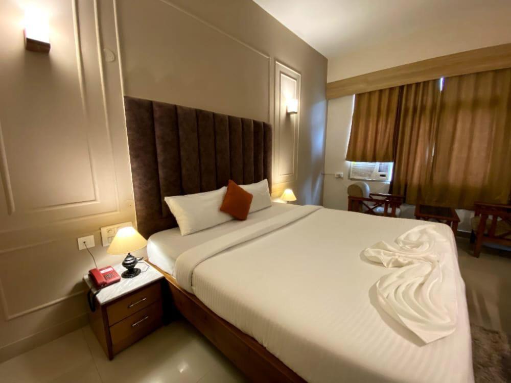 Hotel Earl Grey Jorhat Bagian luar foto